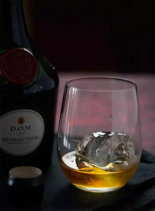 Thưởng thức Rượu DOM Benedictine cùng đá
