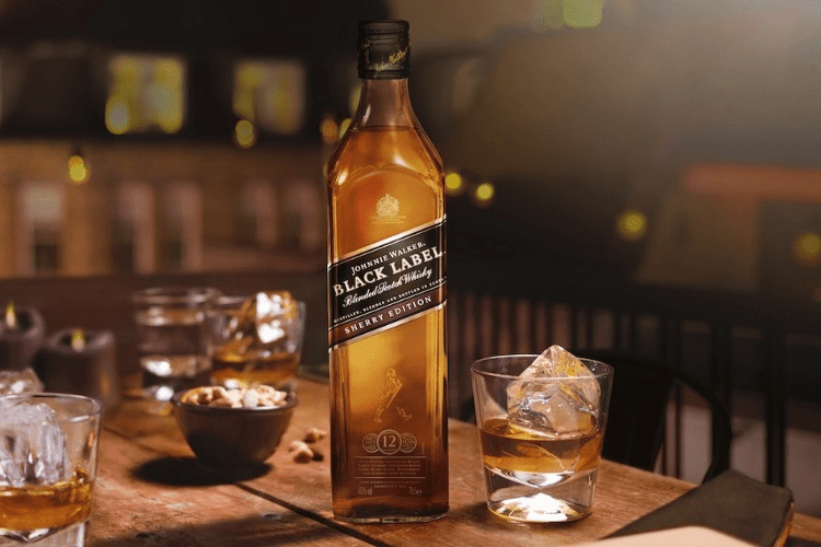 Rượu Johnnie Walker Black Label 12 Năm Uống Với Đá